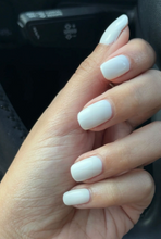 Cargar imagen en el visor de la galería, Manicure Clásico
